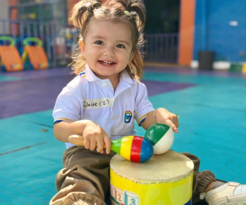 Niña pequeña tocando instrumentos