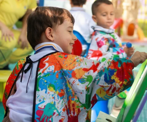 Niño pequeño pintando en Mi Liceo Taller